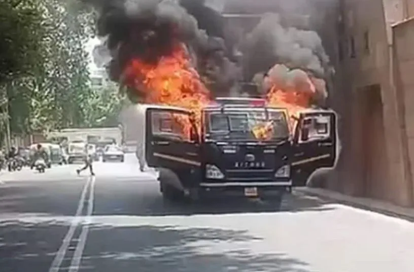 कोर्ट जा रही महिला कैदियों की गाड़ी में लगी आग कूद कर बचाई जान