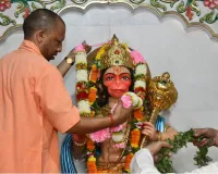 गोरखनाथ मंदिर में हनुमान जी के दोनों विग्रहों के समक्ष सीएम योगी ने की लोकमंगल की प्रार्थना