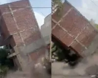 दिल्ली के कल्याणपुरी इलाके में गिरा चार मंजिला मकान, कोई हताहत नहीं