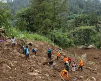   इंडोनेशिया के सुलावेसी द्वीप में भारी बारिश के चलते आई आपदा, कुछ मिट्टी में दबे; 20 की मौत
