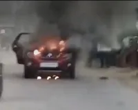 unnao news : चलती कार में लगी आग कार सवारों ने कूद कर बचाई जान।  कार में आग लगाते ही मची अफरा तफरी।