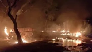 Ballia News : बलिया में अस्थाई मेंटेनेंस कक्ष में लगी भीषण आग