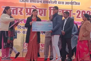 Raebareli News : उत्तर प्रदेश दिवस के अवसर पर मेधावी छात्राओं को रू0 5-5 हजार की चेक देकर किया गया सम्मानित