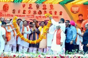 chhattisgarh news : पूर्व मुख्यमंत्री भूपेश बघेल की भाभी समेत कांग्रेसी बड़ी संख्या में भाजपा में हुए शामिल