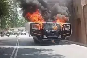 कोर्ट जा रही महिला कैदियों की गाड़ी में लगी आग कूद कर बचाई जान